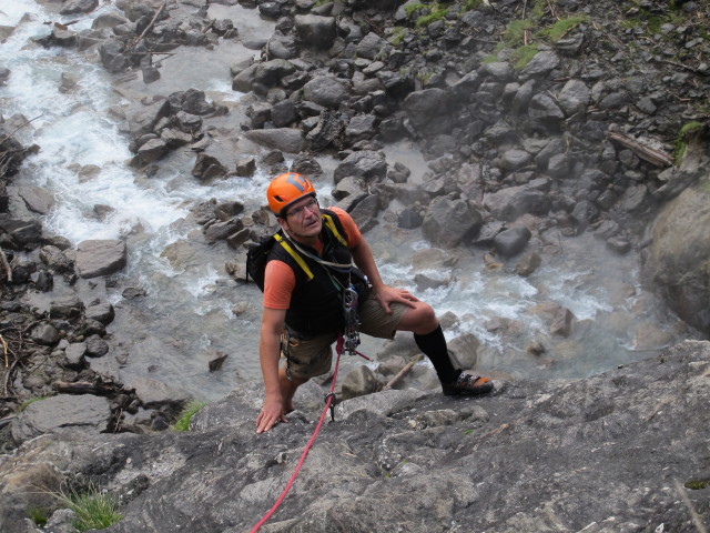 Axel in der zweiten Seillänge der Klettertour 'Wasserfall'