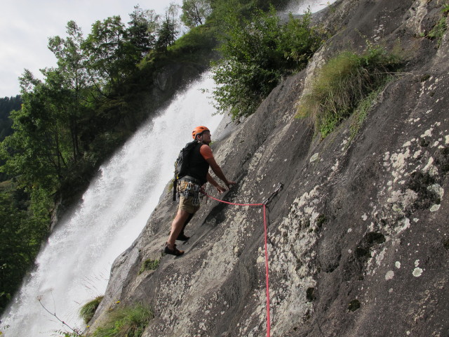 Axel in der sechsten Seill&auml;nge der Klettertour 'Wasserfall'