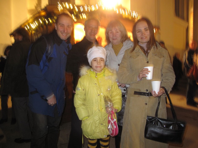 Ich, Walter, Daria, ? und Diana bei der Pfarrkirche Kaiserm&uuml;hlen (10. Dez.)