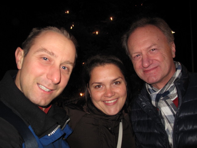 Ich, Monika und Robert bei der Pfarrkirche S&uuml;&szlig;enbrunn (11. Dez.)