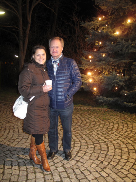 Monika und Robert bei der Pfarrkirche S&uuml;&szlig;enbrunn (11. Dez.)