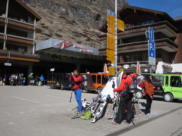 Erhard und Martina beim Bahnhof Zermatt, 1.605 m (28. März)