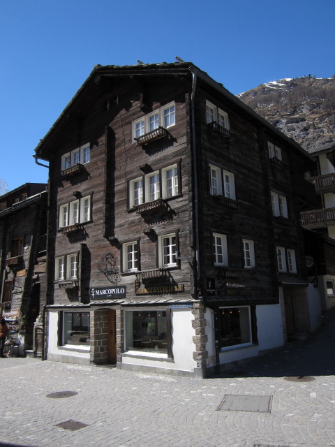Kirchplatz in Zermatt, 1.616 m (28. März)
