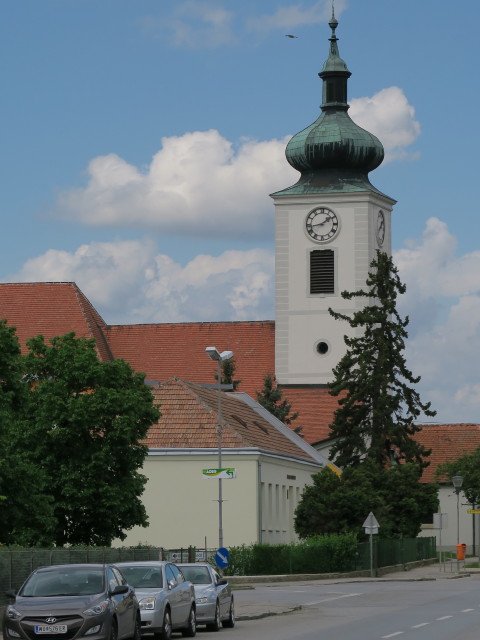 Kath. Pfarrkirche Mariae Himmelfahrt in Schwadorf, 163 m