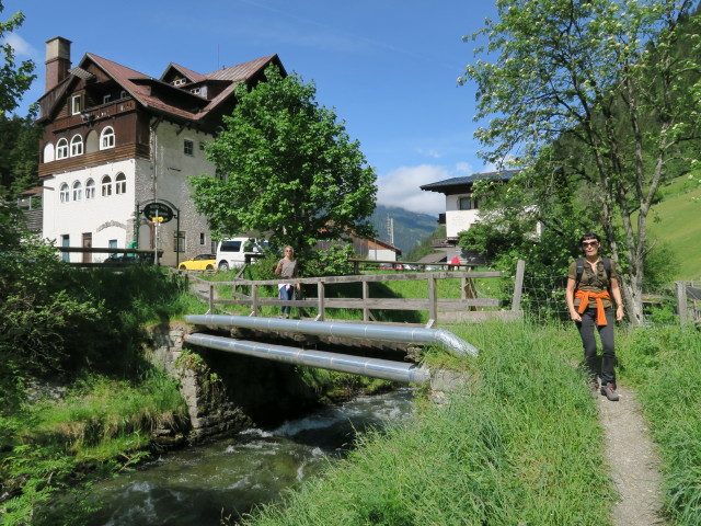 Heidi und Irmie beim Hoteldorf Grüner Baum, 1.066 m (31. Mai)