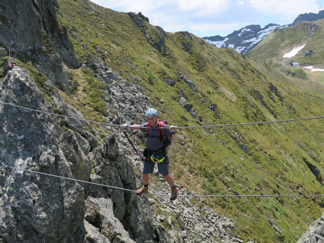 Hirschkarspitze-Klettersteig: Thomas auf der ersten Seilbrücke (6. Juni)