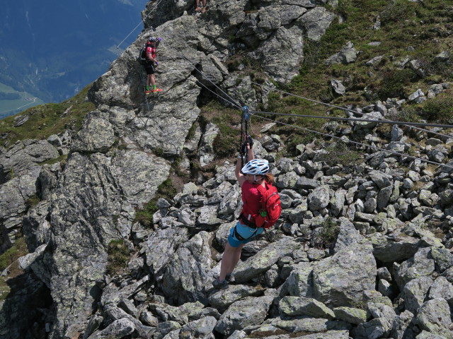 Hirschkarspitze-Klettersteig: Andrea am Flying Fox (6. Juni)