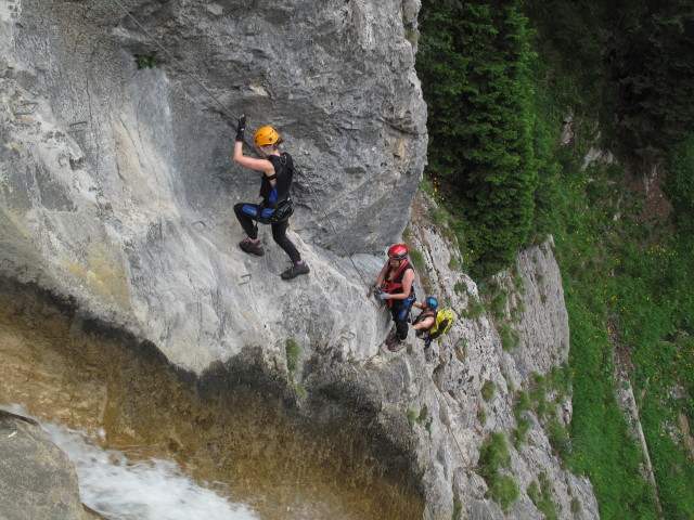 Millnatzenklamm-Klettersteig: Sonja, Edith und Helmut im Sektor 2 'Aqua Vertical'