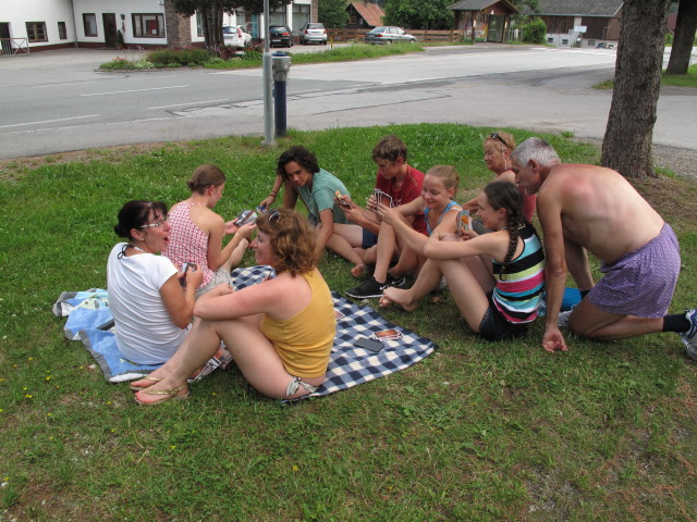 Ulrike, Sonja, Angelika, Maxwell, Tobias, Karoline, Johanna, Edith und Josef beim Hotel Fraganter Wirt