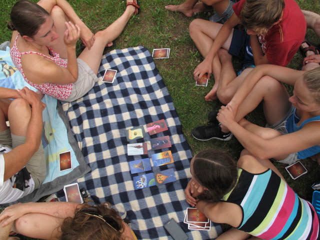 Sonja, Angelika, Johanna, Tobias und Karoline beim Hotel Fraganter Wirt