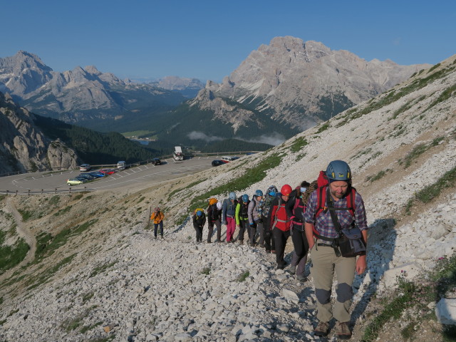 Josef, Irene, Bernadette, Evelyn, Ulrike, Bernadette, Dominika, Werner, Susanne und Helmut zwischen Rifugio Auronzo und Westliche Zinne-Normalweg