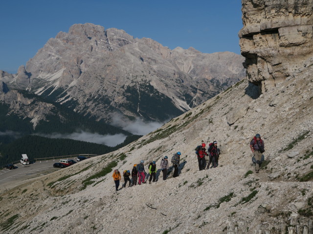 Josef, Irene, Bernadette, Evelyn, Ulrike, Bernadette, Dominika, Werner, Susanne und Helmut zwischen Rifugio Auronzo und Westliche Zinne-Normalweg