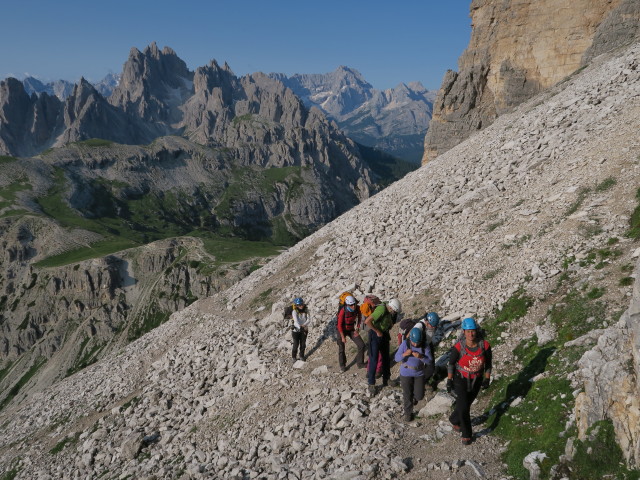 Irene, Bernadette, Josef, Bernadette, Ulrike und Dominika zwischen Rifugio Auronzo und Westliche Zinne-Normalweg