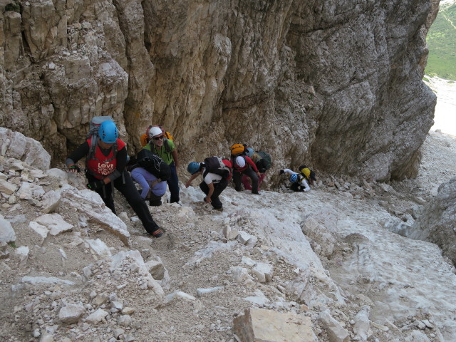 Dominika, Bernadette, Josef, Ulrike, Bernadette, Evelyn und Irene zwischen Rifugio Auronzo und Westliche Zinne-Normalweg