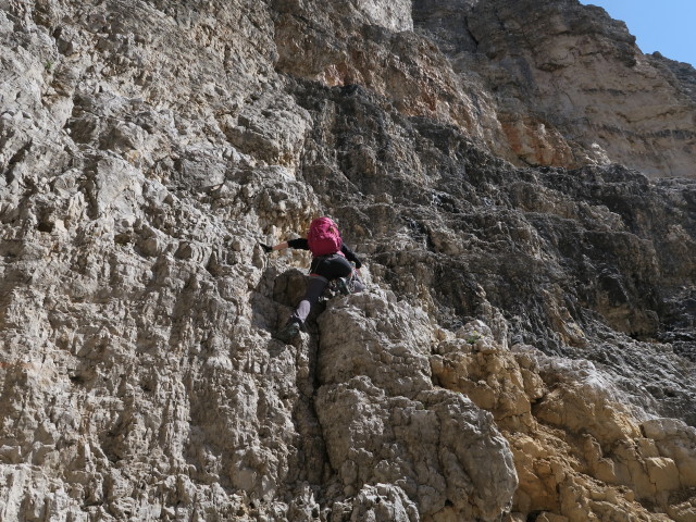 Westliche Zinne-Normalweg: Susanne zwischen Einstieg und Ringband
