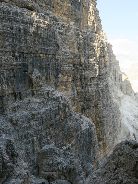 Westliche Zinne-Normalweg: Bernadette und Werner zwischen Ringband und Einstieg
