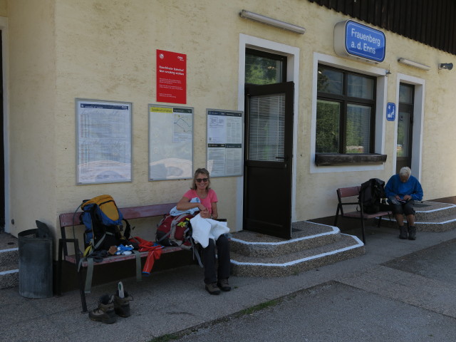 Mama im Bahnhof Frauenberg an der Enns, 634 m