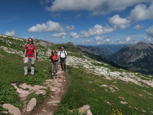 Carmen, Romy und Erich am Liechtensteiner Höhenweg zwischen Bettlerjoch und Hochjoch (22. Aug.)
