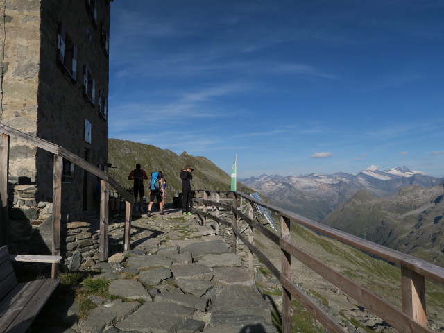Sabrina bei der Neuen Prager Hütte, 2.782 m (28. Aug.)