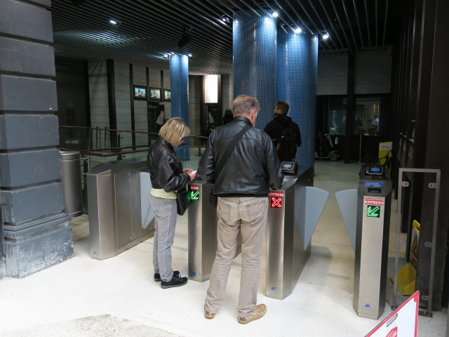 Mama, Papa und Markus in der Station Lambton Quay der Wellington Cable Car (21. Nov.)