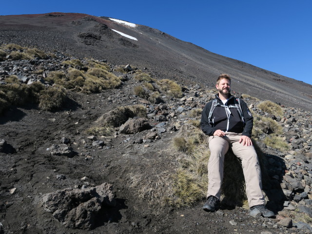 Tongariro Alpine Crossing: Markus zwischen South Crater und Mount Ngauruhoe (23. Nov.)