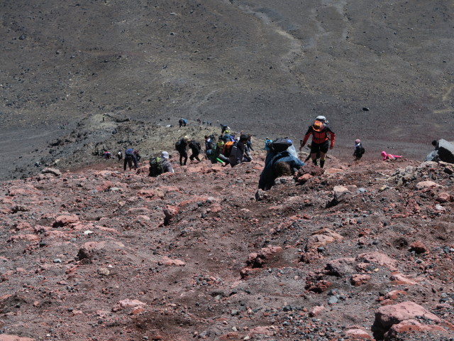 Tongariro Alpine Crossing: zwischen Mount Ngauruhoe und South Crater (23. Nov.)