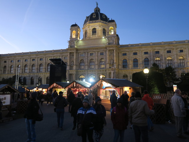 Naturhistorisches Museum vom Weihnachtsdorf Maria-Theresien-Platz aus