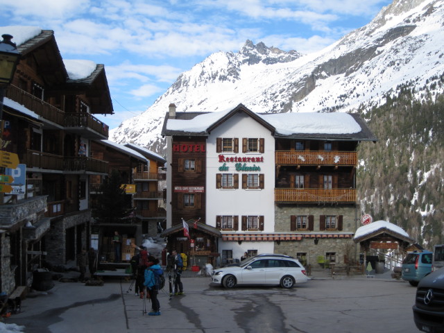 Herbert, Anabel und Wolfgang beim Hotel du Glacier in Arolla, 2.006 m (20. M&auml;rz)