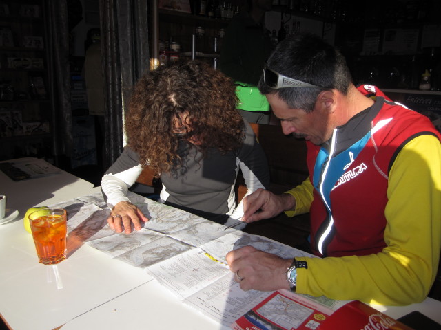 Anabel und Wolfgang im Alimentari Tabacchi Edicola Di Antonietta Caputo in Palud (23. M&auml;rz)