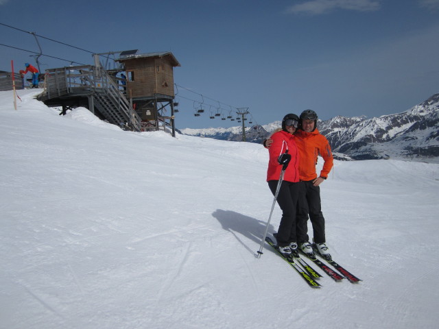Eva-Maria und ich bei der Bergstation des Doppelsessellifts Medelz, 2.561 m