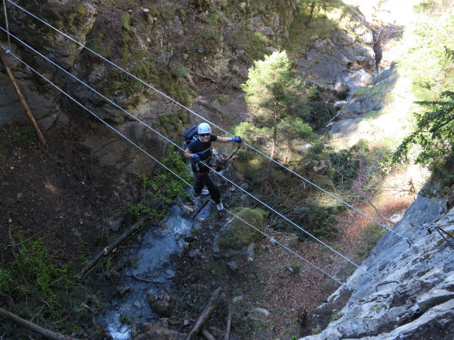 Klettersteig 'Wasserfall St. Anton im Montafon': Marisa auf der ersten Seilbr&uuml;cke