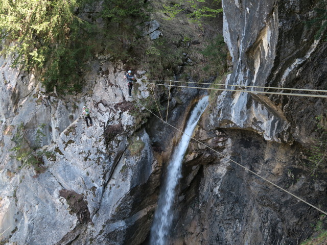 Klettersteig 'Wasserfall St. Anton im Montafon': Marisa auf der zweiten Seilbr&uuml;cke