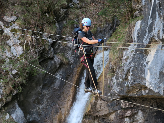 Klettersteig 'Wasserfall St. Anton im Montafon': Marisa auf der zweiten Seilbr&uuml;cke