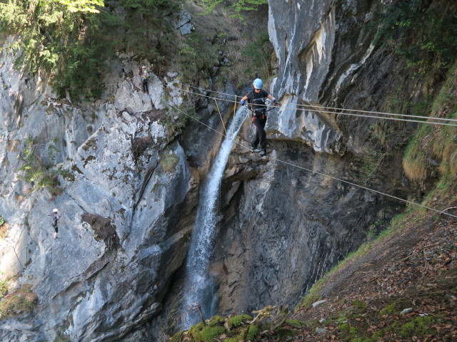 Klettersteig 'Wasserfall St. Anton im Montafon': Marisa auf der zweiten Seilbr&uuml;cke