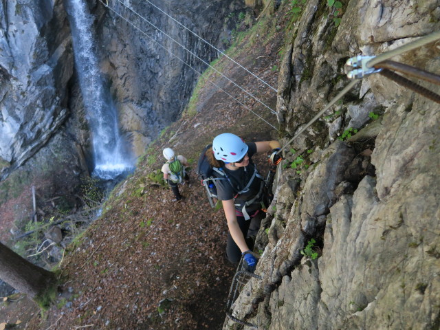 Klettersteig 'Wasserfall St. Anton im Montafon': Marisa nach der zweiten Seilbr&uuml;cke