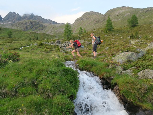 Evelyn und Miriam am Wiener H&ouml;henweg beim Gitterbach (1. Juli)
