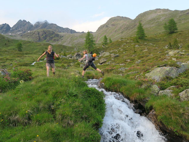 Evelyn und Miriam am Wiener H&ouml;henweg beim Gitterbach (1. Juli)