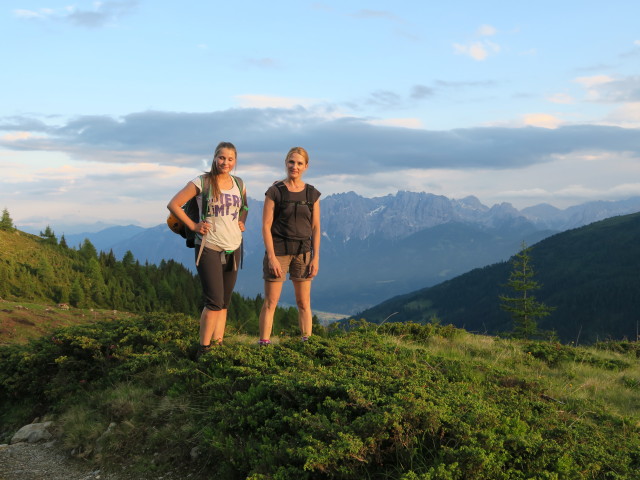 Miriam und Evelyn am Wiener H&ouml;henweg beim Gitterbach (1. Juli)