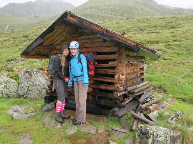 Miriam und Evelyn am Wiener H&ouml;henweg zwischen Oberer Seescharte und Gitterbach (2. Juli)