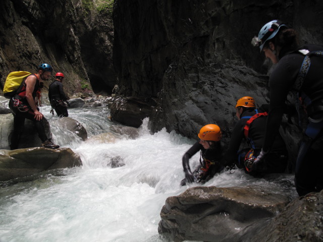 Klabauter-Klettersteig: Helmut, Werner, Hannelore, Marion und Ursula in der ersten Finsternis