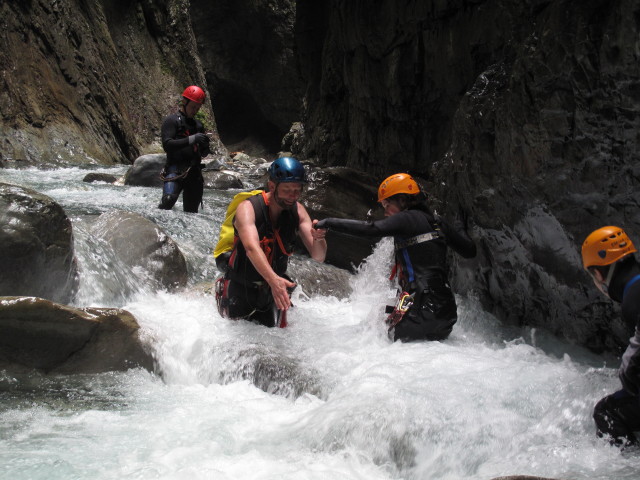 Klabauter-Klettersteig: Werner, Helmut, Hannelore und Marion in der ersten Finsternis