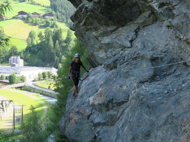 Klettersteig 'Burg Heinfels': Irmgard in der Wandtraverse