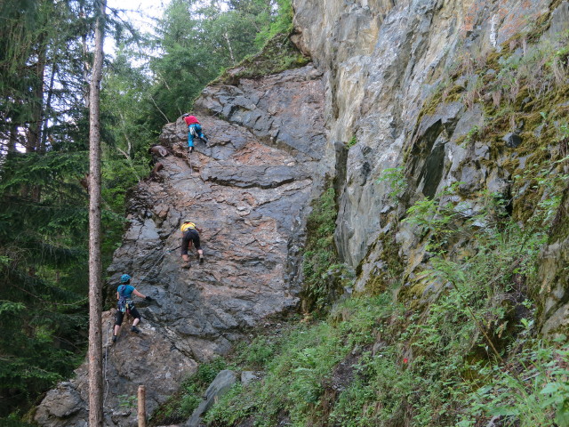 Klettersteig 'Burg Heinfels': Irene, Ulrike und Edith in der Wandtraverse