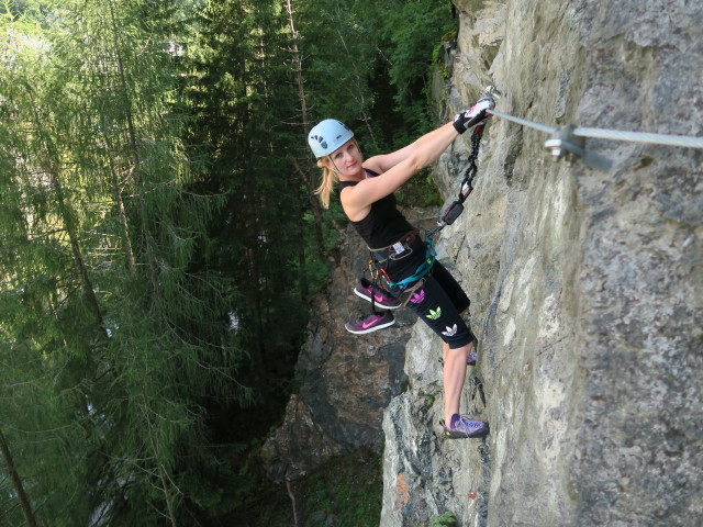 Klettersteig 'Burg Heinfels': Evelyn in der Wandtraverse