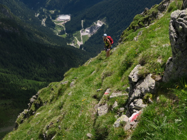 Evelyn zwischen Steinwand und Passo dell' Agnello