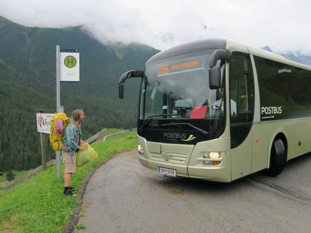 J&ouml;rg in der Haltestelle Praxmar Wendestelle (31. Juli)