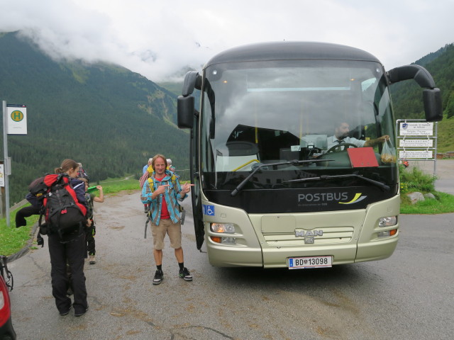 J&ouml;rg in der Haltestelle Praxmar Wendestelle (31. Juli)