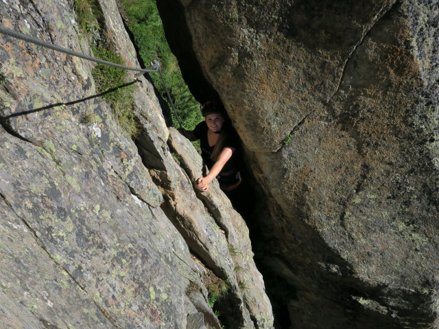 Fernau-Klettersteig: Miriam im Spalt (13. Aug.)