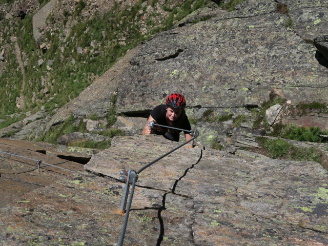 Fernau-Express-Klettersteig: Miriam im Überhang (13. Aug.)