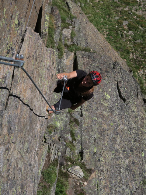 Fernau-Express-Klettersteig: Miriam im &Uuml;berhang (13. Aug.)